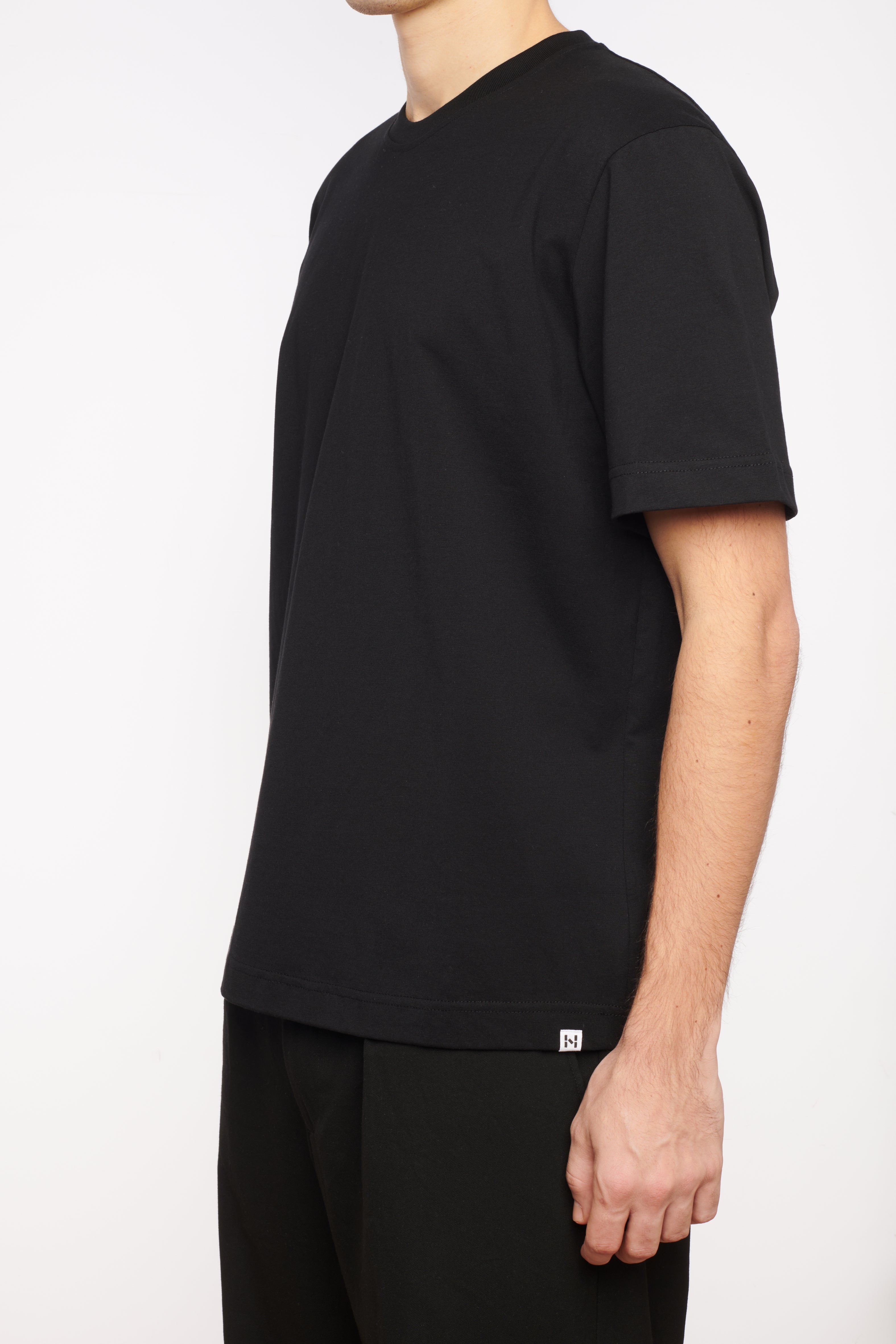 Circular shirt made of organic cotton, color black, side view, made in Portugal