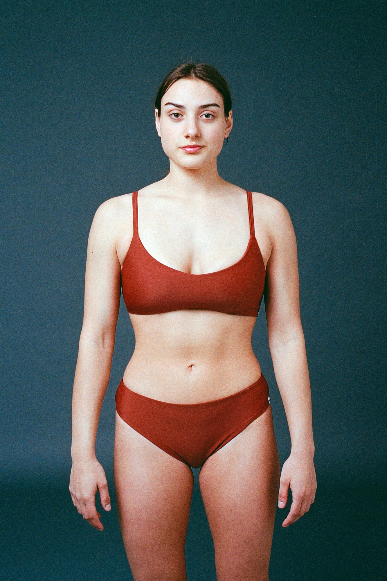 Nachhaltiges Bikini aus recyceltem Nylon, Farbe terracotta, Outdoor, lokal in der Schweiz gefertigt